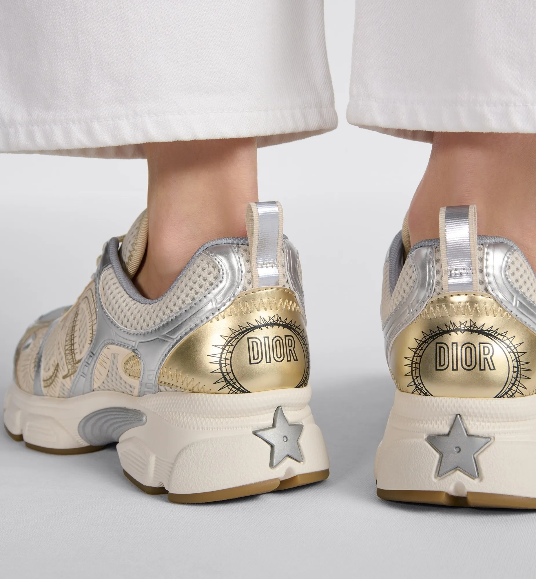 👟👟Ex-factory price 560👟👟 Dior Casual Sports Shoes Dad Shoes This new Dior Chrono sports shoe autumn ready-to-wear series reinterprets running shoes with Dior's high-end style. White and black mesh fabric with leather-effect panels, CD logo on the sides, star patch on the tongue and Dior logo on the heel, many details highlight the style. Using two-color laces, lightweight soles with star decoration, it can create a casual look all year round ▪️Size: 35-40